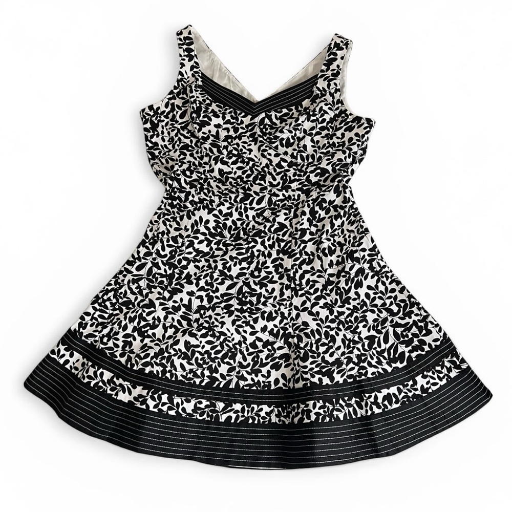 Jones Wear Black and White Sleeveless Leaf Pattern Dress - 16